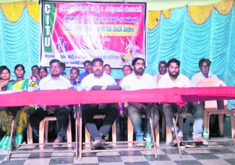 మున్సిపల్‌ కార్మికులను క్రమబద్ధీకరించాలి