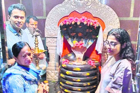 నాగోబాను దర్శించుకున్న ఎస్పీ 