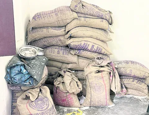 బియ్యం ముక్కిపోతున్నాయ్‌