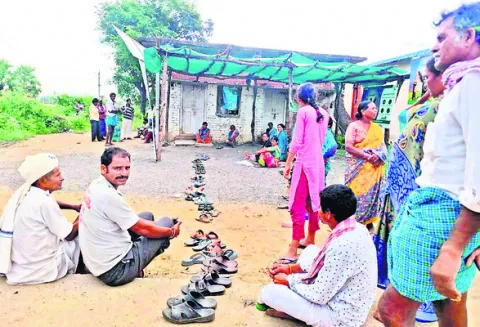 యూరియా కోసం చెప్పుల క్యూ