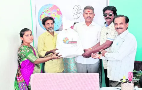 ‘నేనుసైతం’ పూజాసామగ్రి పంపిణీ 