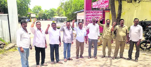 డ్యూటీకి అనుమతించాలని నిరసన