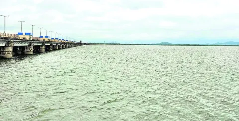 ఎల్లంపల్లికి కొనసాగుతున్న వరద