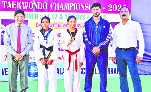 సీబీఎస్‌సీ సౌత్‌ జోన్‌ తైక్వాండో విజేతలకు బహుమతులు 