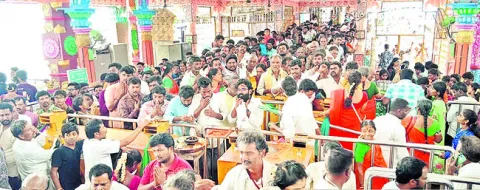 కిక్కిరిసిన బోయకొండ 
