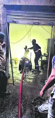 ఫ్లైవుడ్‌ గోడౌన్‌లో భారీ అగ్నిప్రమాదం 