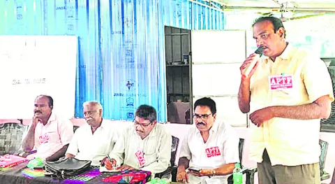 పీఆర్సీ బకాయిలు వెంటనే విడుదల చేయాలి 