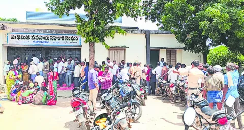 వీడని