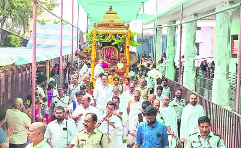 ఘనంగా సత్యదేవుని రథసేవ 