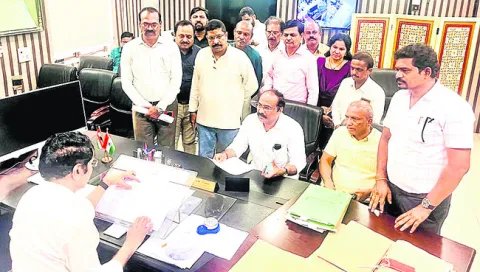 పదోన్నతులు కల్పించాలని వినతి