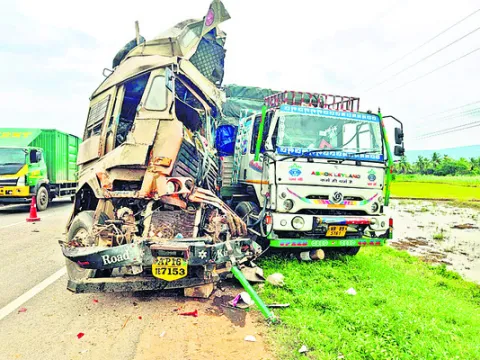 ఆగి ఉన్న లారీని ఢీకొట్టిన మరో లారీ : క్లీనర్‌ మృతి 