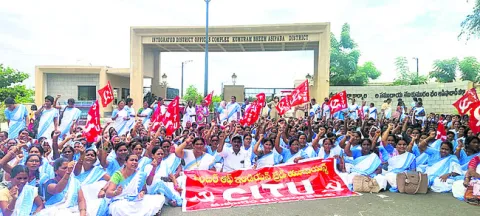 ఫిక్స్‌డ్‌ వేతనం చెల్లించాలని ధర్నా