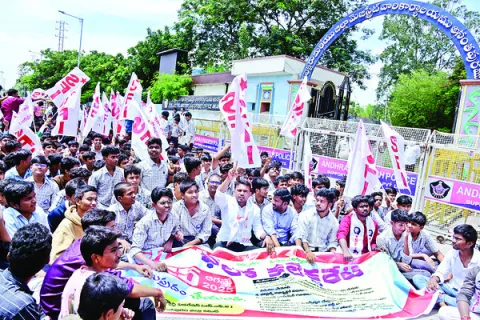 విద్యార్థుల జీవితాలతో చెలగాటమొద్దు 