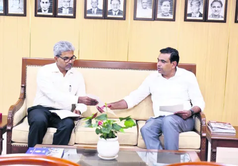 దక్షిణ మధ్య రైల్వే జీఎంతో ఎంపీ భేటీ