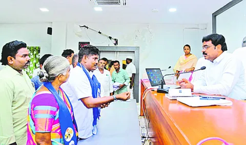 ప్రజల సమస్యలను బాధ్యతగా పరిష్కరించాలి 