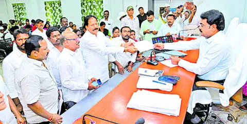 దివ్యాంగులకు అండగా వైఎస్సార్‌సీపీ 