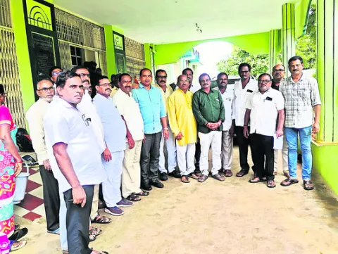 శ్రీకాకుళం రెవెన్యూ డివిజన్‌లో ఉంచాలి 
