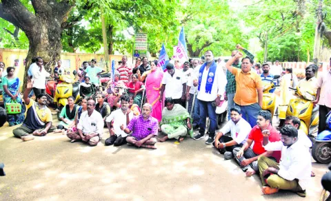 దివ్యాంగుల ఉసురు పోసుకుంటున్నారు 