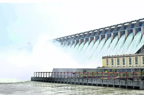 నాగార్జునసాగర్‌కు స్వల్పంగా తగ్గిన వరద