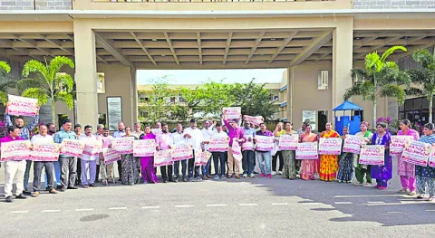 ఉద్యోగుల సమస్యలు పరిష్కరించాలి 