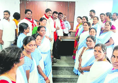 పారితోషికం తగ్గిస్తే ఊరుకోం 
