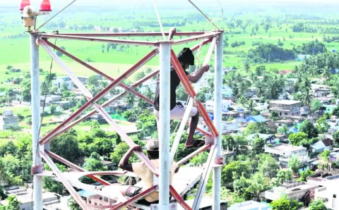సెల్‌ టవర్‌ ఎక్కి హల్‌చల్‌ 