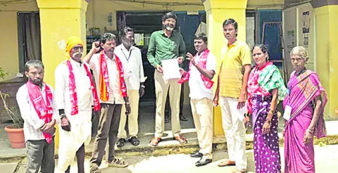రైతులకు యూరియా అందించాలి 