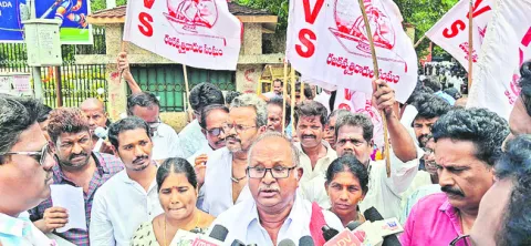హామీలు అమలు చేయాలంటూ ధర్నా 