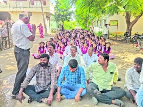 పీఈటీ కోసం విద్యార్థుల ధర్నా