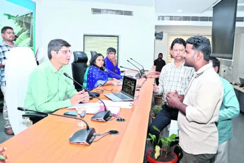 ఎప్పటికప్పుడు ఫిర్యాదులను పరిష్కరించాలి