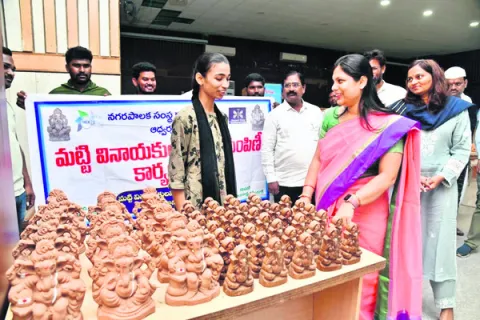 వేరుశనగ పొట్టుతో గణేశుడు 