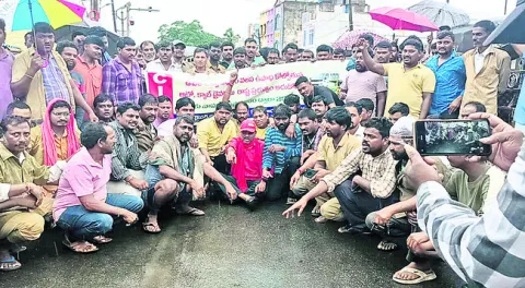 కూటమి తీరుపై.. కదంతొక్కిన ఆటోడ్రైవర్లు 