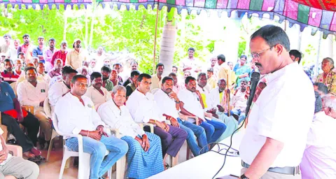భూములు ఇచ్చేది లేదు 