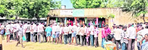 వెంటాడుతున్న యూరియా కష్టాలు