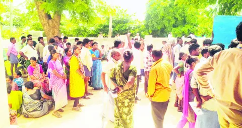 పీఏసీఎస్‌ వద్ద రైతుల ఆందోళన
