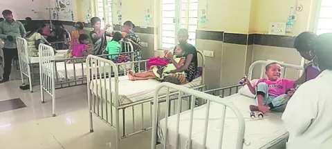 వైద్యుల పర్యవేక్షణలో చిన్నారులు 