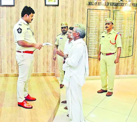 పోలీస్‌ గ్రీవెన్స్‌కు 80 ఫిర్యాదులు 