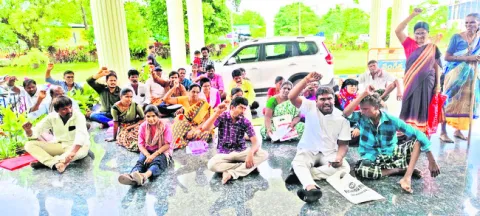 పింఛన్ల తొలగింపుపై దివ్యాంగుల ధర్నా