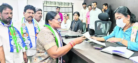 నిబంధనలు పాటించకపోగా అవమానం