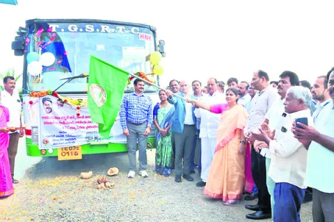 టెక్స్‌టైల్‌ పార్కుకు ఆర్టీసీ బస్సు ప్రారంభం