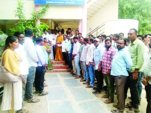 కార్యదర్శులకు  పని ఒత్తిడి తగ్గించండి 