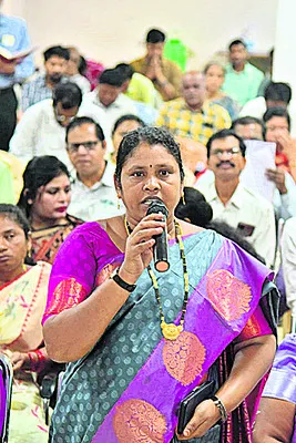 కలెక్టర్‌ దృష్టికి సమస్యలు 