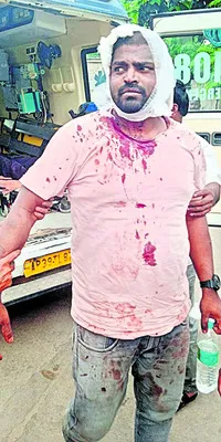 మారణాయుధాలతో దాడి 