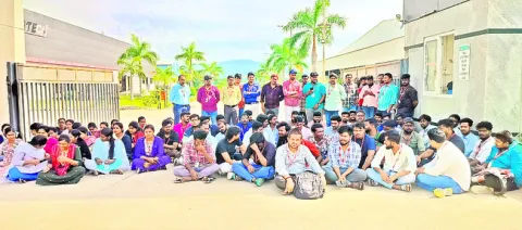 వింగ్‌ టెక్‌ ఉద్యోగుల బైఠాయింపు