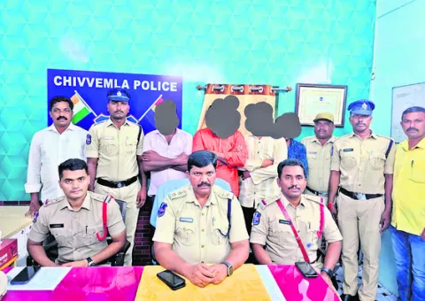 బంగారు నాణేలు ఇస్తామంటూ టోకరా