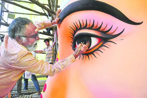 నేత్రోనిలనంతో మహాశక్తి గణపతికి ప్రాణ ప్రతిష్ఠ 
