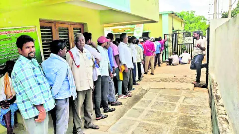 యూరియా కోసం తిప్పలు