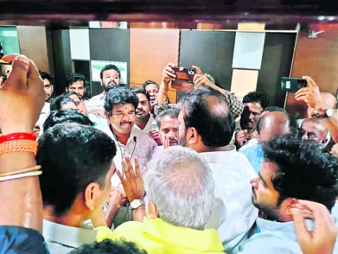 తుడా చైర్మన్‌ చాంబర్‌ వద్ద శెట్టిపల్లె బాధితుల ఆందోళన 