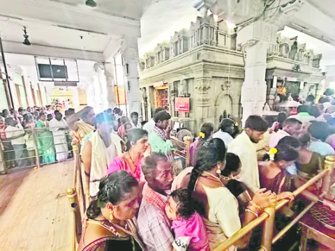 భక్తులతో రత్నగిరి కిటకిట 