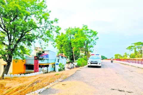రోడ్డు పైకి.. ఠాణా కిందికి..